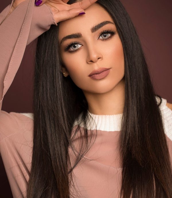 fashion-model-trendy-summer-makeup-with-straight-hairs-scaled.jpg